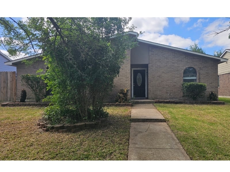 Featured image of house at Check out this newly renovated property in Houston. The job and industry diversification we’ve seen in Houston largely stems from consistent population growth. The facts are clear: people want to live and work in here!
Schedule a call to learn more about this property today.