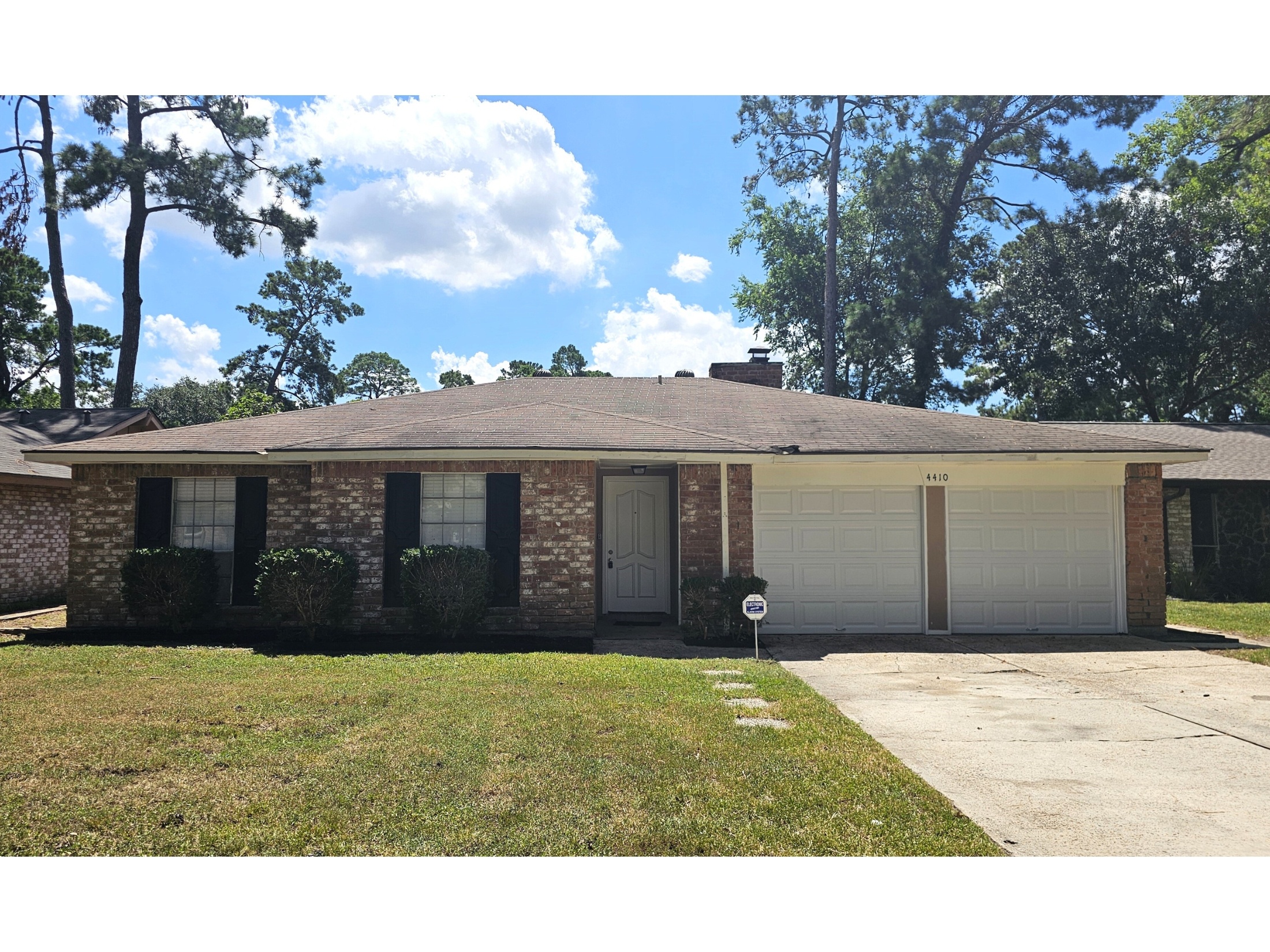 Featured image of house at Check out this newly renovated property in Houston. The job and industry diversification we’ve seen in Houston largely stems from consistent population growth. The facts are clear: people want to live and work in here!Schedule a call to learn more about this property today.