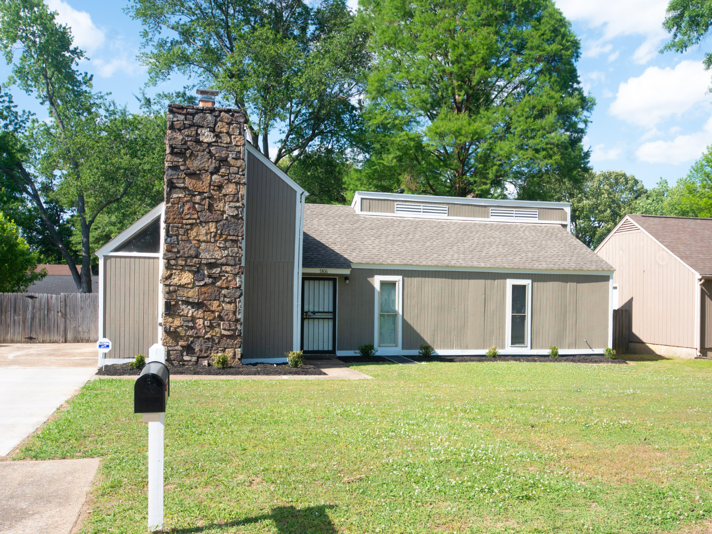 Featured image of house at This newly renovated Memphis property is a perfect addition to any growing portfolio. With home prices appreciating at a steady rate in this market, we’re seeing an area that is growing, steady, and most importantly, sustainable.

Schedule a call to learn more about this property today.