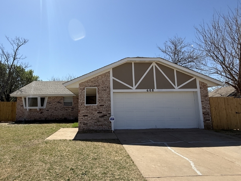 Featured image of house at Check out this newly renovated property in Oklahoma City. Though this market has enormous strength in gas and energy, its diversification and access to government and military employment has created an environment of stable, thriving employment opportunities. For passive real estate investors, the chance to invest in a market that is growing and well-secured by its job market and diverse economic base—as well as its affordability—is too good to pass on. Schedule a call to learn more about this property today.