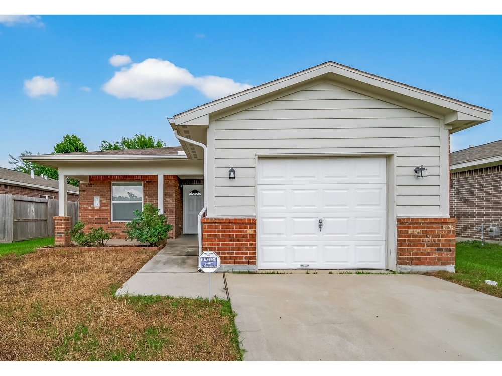 Featured image of house at Check out this newly renovated property in Houston. The job and industry diversification we’ve seen in Houston largely stems from consistent population growth. The facts are clear: people want to live and work in here!
Schedule a call to learn more about this property today.